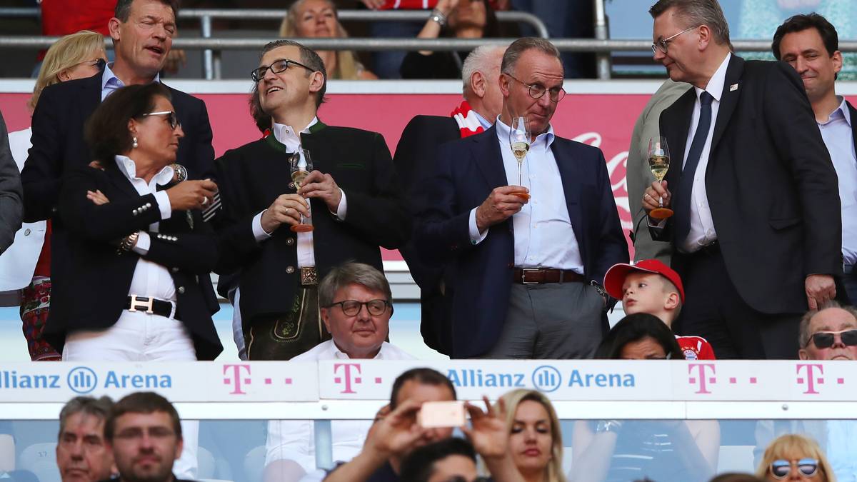 Auch die FCB-Führungsriege um Karl-Heinz Rummenigge steht nicht so aufs bayerische Traditionsgetränk und gönnt sich zusammen mit DFB-Präsident Reinhard Grindel lieber ein Gläschen Sekt