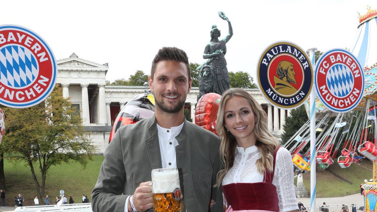 Frusttrinken wegen der ärgerlich Wochenendpleite? Nein, einfach nur gute Laune bei Keeper Sven Ulreich und Ehefrau Lisa