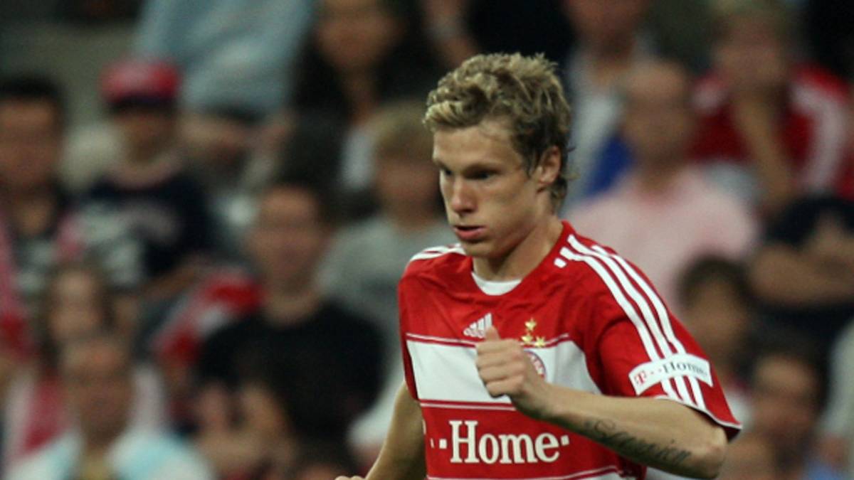 Neben dem HSV läuft Jansen auch für den FC Bayern und Borussia Mönchengladbach in der Bundesliga auf. "Ich kann nicht zwei, drei Jahre noch irgendwo spielen, wo ich nicht zu 100 Prozent dahinterstehe. Denn ich denke, dass ich mich nun in neuen, in anderen Aufgaben besser verwirklichen kann", begründet Jansen seinen Rücktritt vom Profigeschäft. Er ist nicht der erste prominente Fußballer, der seine Schuhe vor dem 30. Geburtstag an den Nagel hängt. SPORT1 zeigt Jansens bekannte Vorgänger