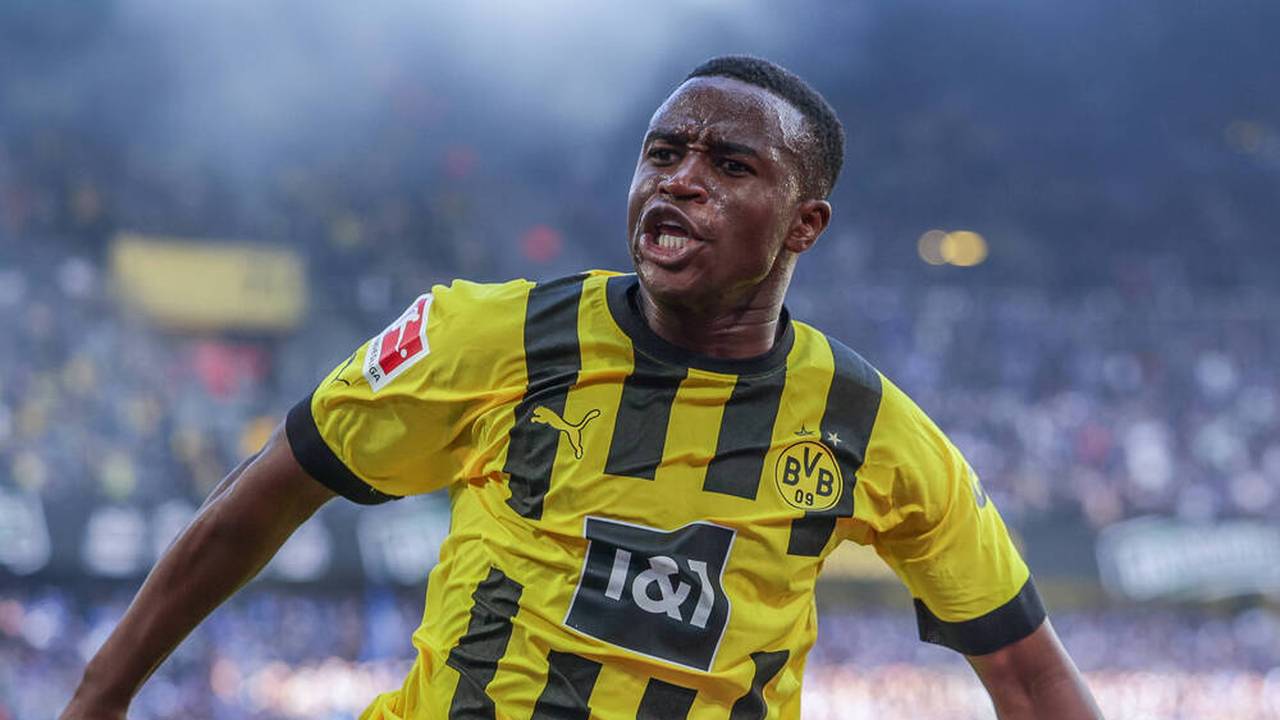 Moukoko setzt mit Foto Zeichen