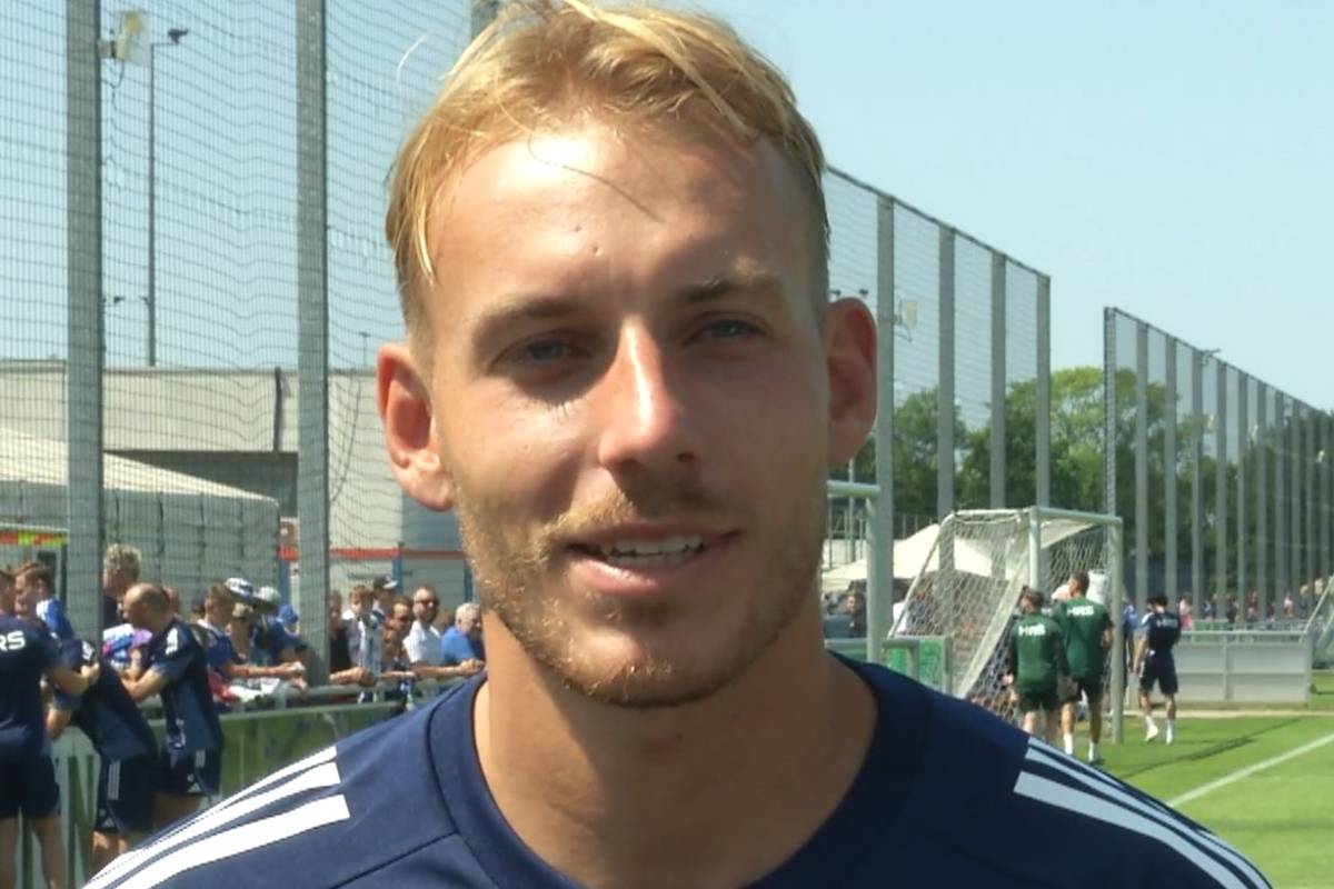 Mit Timo Becker hat der FC Schalke 04 einen Rückkehrer verpflichtet. Der Verteidiger erklärt beim Trainingsauftakt seine Entscheidung.