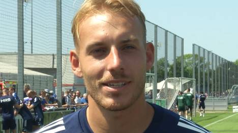 Mit Timo Becker hat der FC Schalke 04 einen Rückkehrer verpflichtet. Der Verteidiger erklärt beim Trainingsauftakt seine Entscheidung.