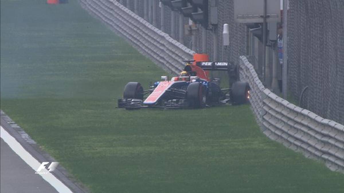 Die falsche Wahl trifft das Team Manor - Pascal Wehrlein wird mit Super-Soft-Reifen rausgeschickt. Doch der Rookie rutscht auf den Slicks im Start-Ziel-Bereich in einer Pfütze aus und beschädigt dabei seinen Manor