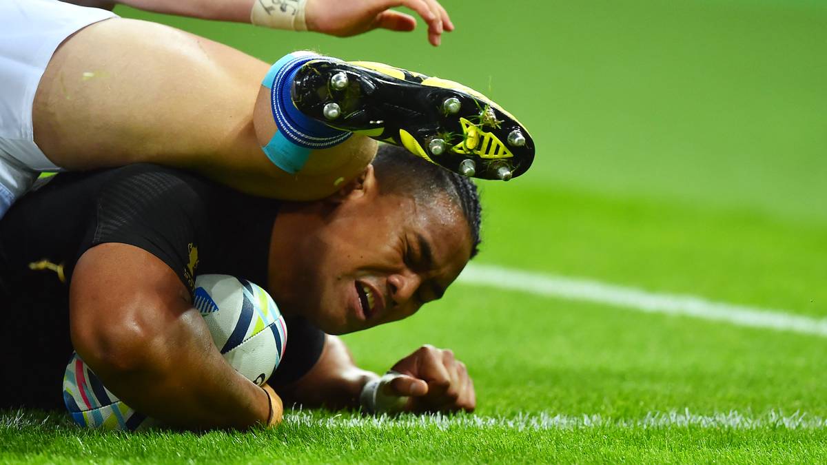 Knie gegen Kopf, das bedeutet in den meisten Fällen Schmerzen. Da hilft auch für Neuseelands Julian Savea nur: Augen zu und durch