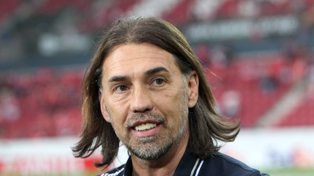 Doch Schmidt kann auch anders. Hier lächelt er heiter in die Kamera. Zum Auftakt spielt Mainz gegen den AS St.-Etienne