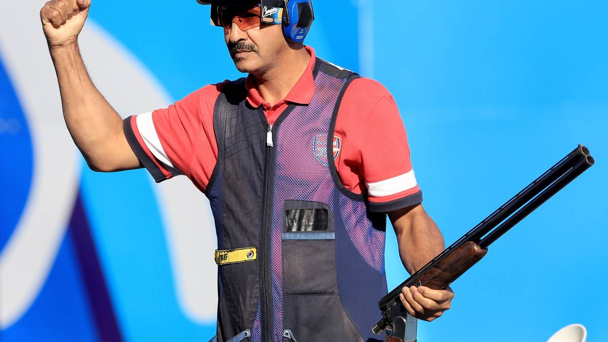 Beim Tontaubenschießen holt der Kuwaiti Abdullah Alrashidi die Bronzemedaille - unter olympischer Flagge, da sein Heimatland ausgeschlossen ist. Das Besondere ist aber sein Outfit: Unter der Weste trägt er ein Arsenal-Trikot. Warum? "Ich weiß auch nicht, ich hab es einfach gekauft", sagte er... 