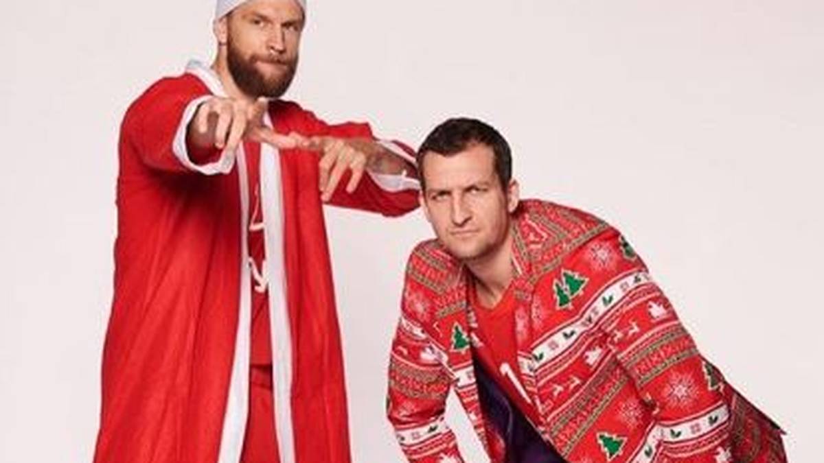 Bayern-Basketballer Danilo Barthel hatte offenbar eine ähnliche Idee - verzichtet aber auf den weißen Bart und setzt lieber auf seinen eigenen. Paul Zipser zeigt derweil seinen schönsten Weihnachts-Pulli