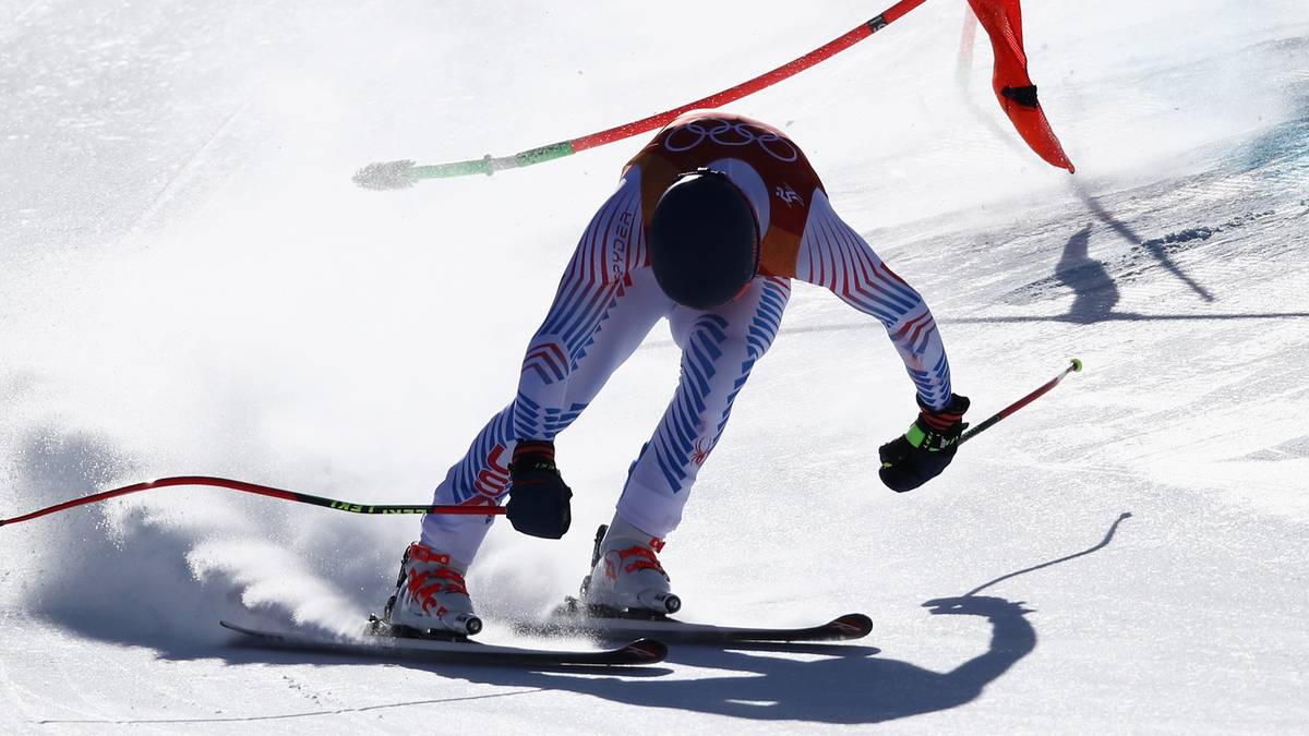 Robust geht es auch bei der Kombinations-Abfahrt der Männer zu. Ryan Cochran-Siegle nimmt ein Tor frontal mit und kommt aus dem Gleichgewicht. Dabei hat sich der Wind im Vergleich zu den vergangenen Tagen deutlich gelegt