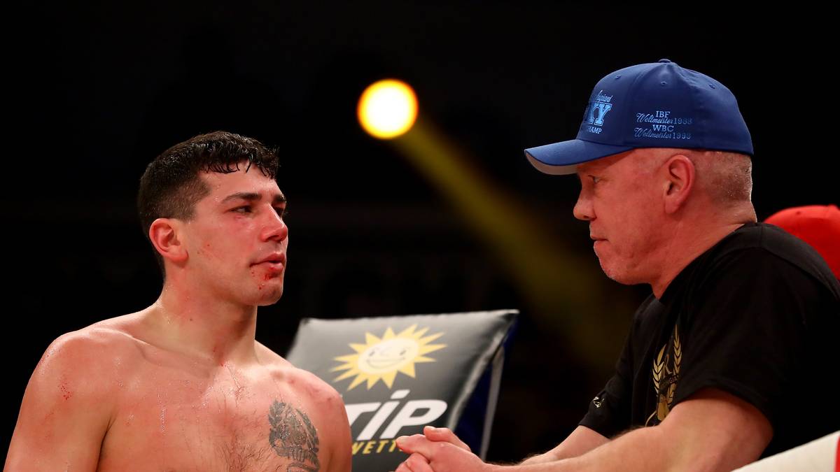 Zudem leitet er sein eigenes Trainingscenter und coacht mehrere Boxer, darunter Vincenzo Gualtieri (l.) 