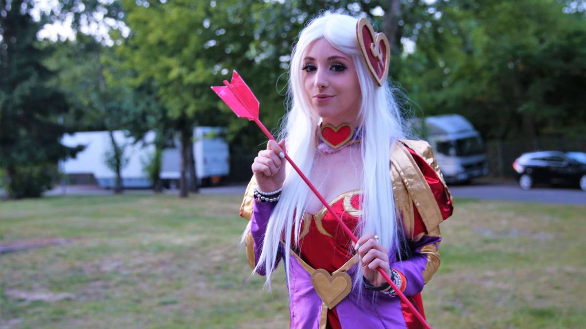 Die Freundin des Mid-Laners von Origen, PowerOfEvil, kommt regelmäßig in Verkleidung zur Unterstützung ihres Schwarms, diesmal als Ashe