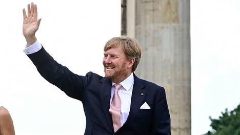 König Willem-Alexander fliegt Fans nach Prag