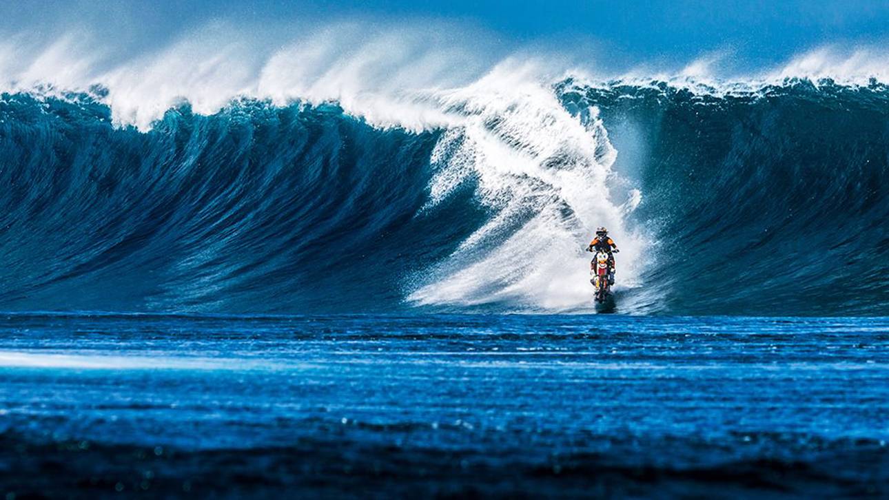 Riesenwelle mit Zweirad durchquert