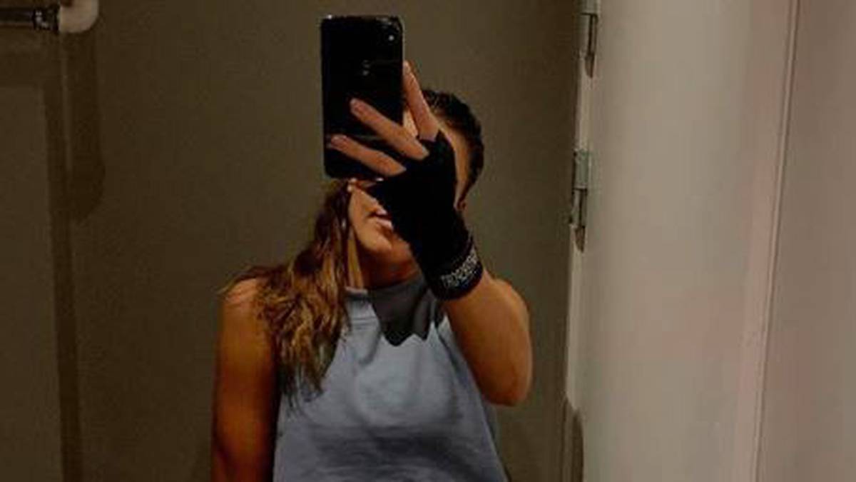 Ihr durchtrainierter Bauch kann sich jedenfalls gut sehen lassen