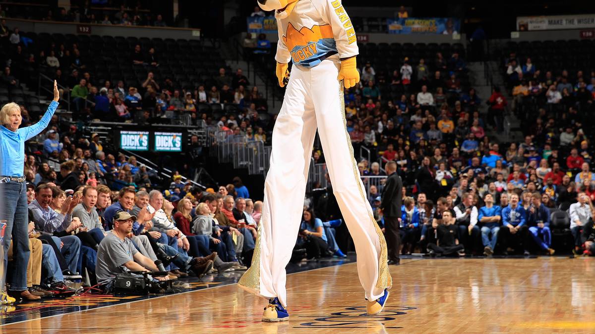 Denvers Maskottchen Rocky bewirbt sich um einen Platz in der Starting Five Denvers. Die nötige Größe bringt Rocky auf alle Fälle mit