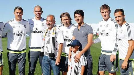 Spieler von Real Madrid und Flüchtlingsfamilie
