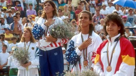 Mary Joe Fernandez (2.v.r.) holte bei Olympia 1992 Bronze und Doppel-Gold