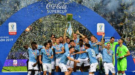Lazio's players celebrate after winning the Supercoppa Italiana final football match between Juventus and Lazio at the King Saud University Stadium in the Saudi capital Riyadh on December 22, 2019. (Photo by GIUSEPPE CACACE / AFP) (Photo by GIUSEPPE CACACE/AFP via Getty Images)