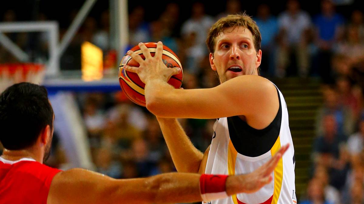 Deutschland: Power Forward Dirk Nowitzki (Dallas Mavericks) - Nach vier Jahren ist "Dirkules" zurück. Erstmals seit der EM 2011 führt er Deutschland in ein großes Turnier. Für seine Abschiedsvorstellung vor heimischer Kulisse hat sich die Legende der Dallas Mavericks viel vorgenommen. Auch mit 37 ist sein Wurf noch immer tödlich