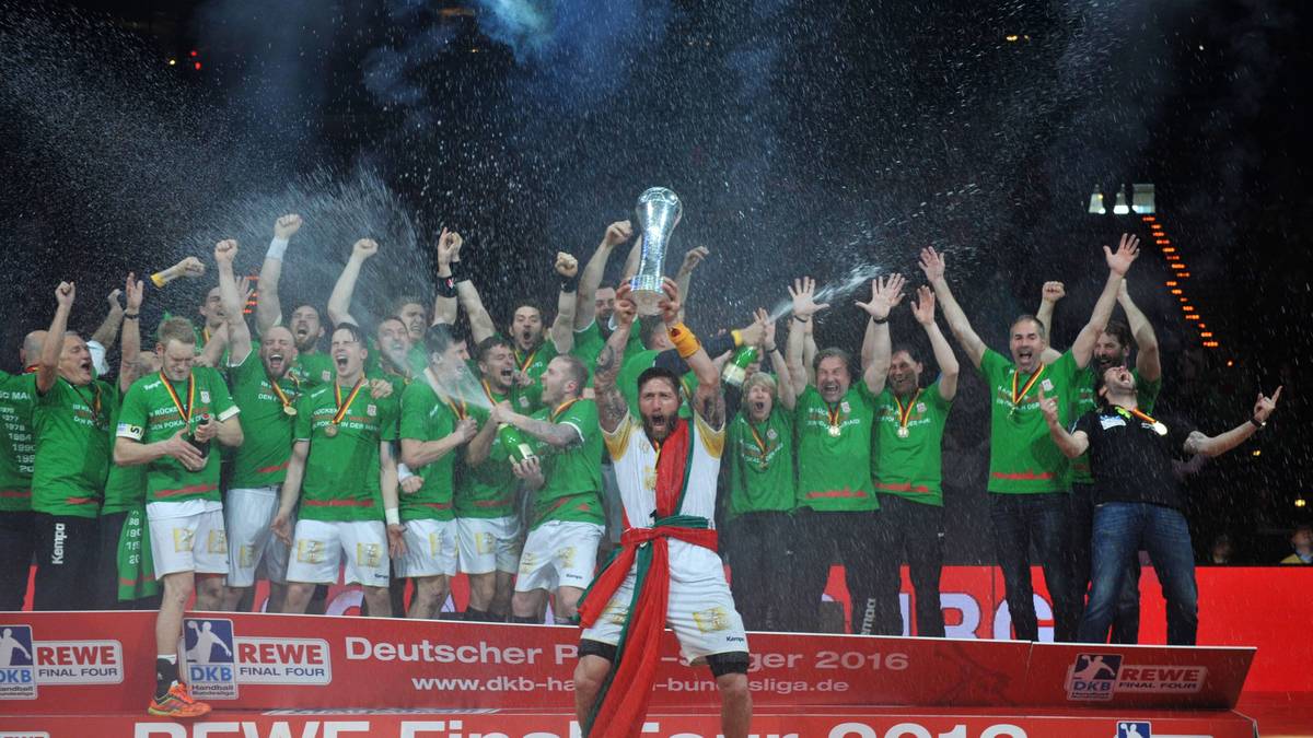 1. Mai: Der SC Magdeburg entthront beim Final Four in der Neuauflage des Vorjahresfinals die SG Flensburg-Handewitt und beendet eine lange Durststrecke: Zum ersten Mal seit 20 Jahren gewinnt der SCM wieder den deutschen Pokal. Beim 32:30 (14:12) lässt der Außenseiter Titelverteidiger Flensburg kaum eine Chance