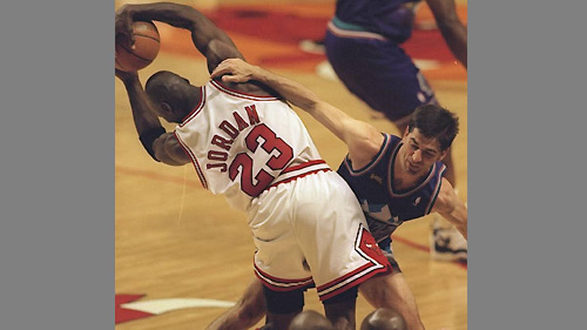 Die folgenden zwei Jahre prägen die Schlachten mit John Stockton (r.) und den Utah Jazz. Nach den 70 Siegen (NBA-Rekord) ein Jahr zuvor reicht es 1997 zu 69 Erfolgen und der Rückkehr in die NBA-Finals. Stockton und Karl Malone jagen immer noch ihrer ersten Meisterschaft nach.