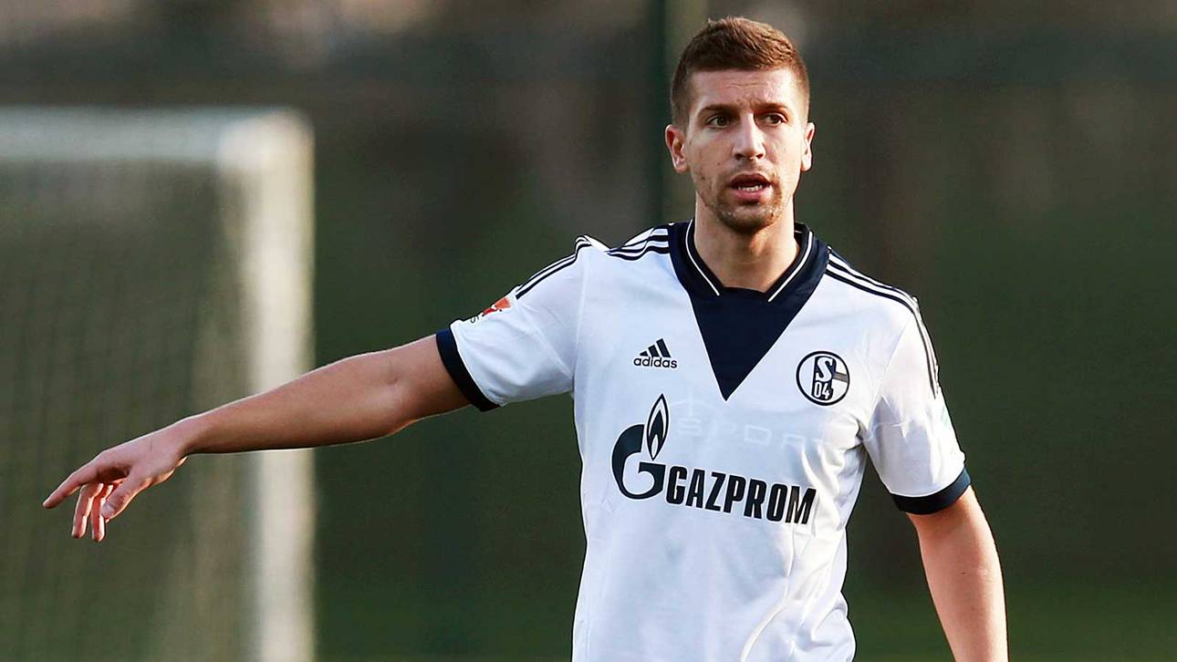 Matija Nastasic im Trikot von Schalke 04