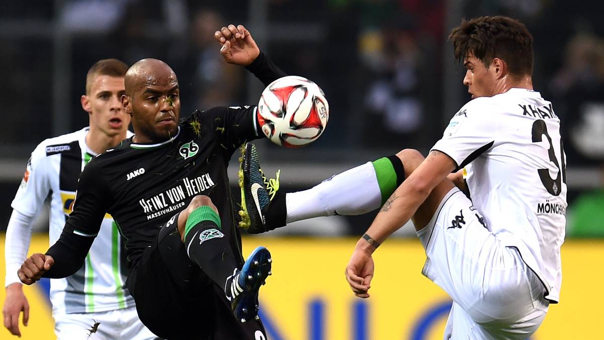 Hannover um Jimmy Briand (l., gegen Granit Xhaka) liefert eine erschreckende erste Halbzeit ab. Nach der Pause wird es etwas besser