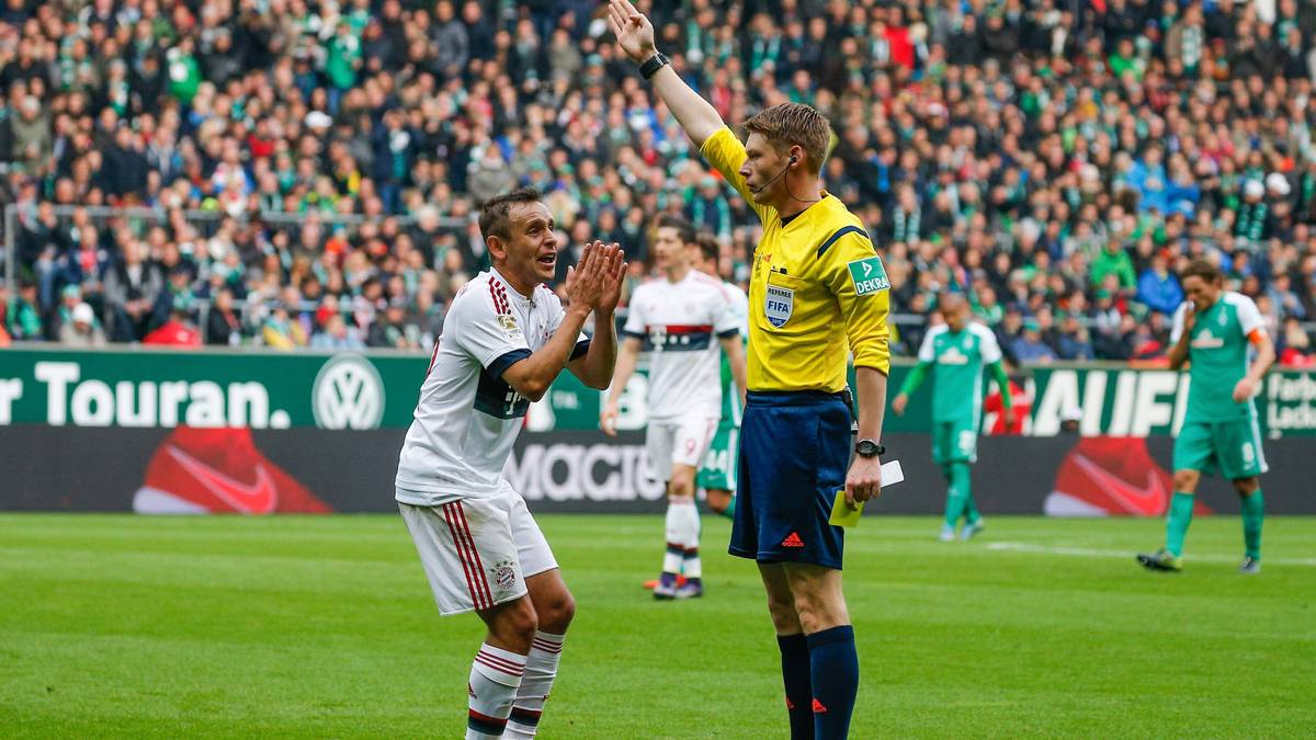Rafinha sieht Gelb, obwohl er Garcia nicht gefoult hatte. Werder bekommt allerdings keinen Strafstoß, sondern nur einen Freistoß. Das vermeintliche Foul wurde knapp außerhalb des Strafraums begangen