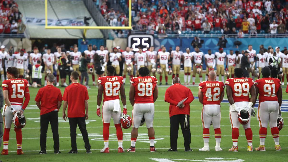 Die Teams der San Francisco 49ers und der Kansas City Chiefs stellen sich in Erinnerung an Bryants Trikotnummer bei den Los Angeles Lakers an der jeweiligen 24-Yard-Linie des Hard Rock Stadiums auf