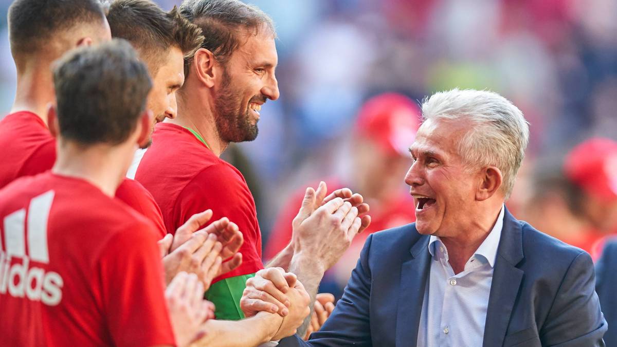 PLATZ 3 - Saison 2017/18: Dank eines 4:1-Erfolgs in Augsburg machen die Münchner den 28. Titel am 29. Spieltag klar. Jupp Heynckes ist der Architekt des Erfolgs