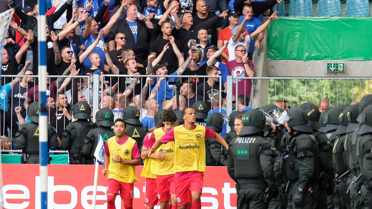 Eintracht nach Skandalspiel weiter