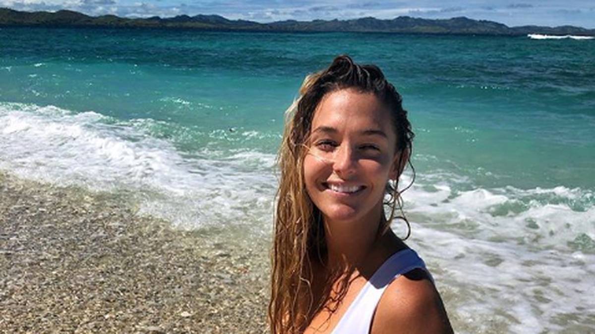 Auf der Pazifikinsel Tavarua ist 365 Tage Sommer. Wie könnte man da nicht bester Laune sein, oder Jackie Brady? 