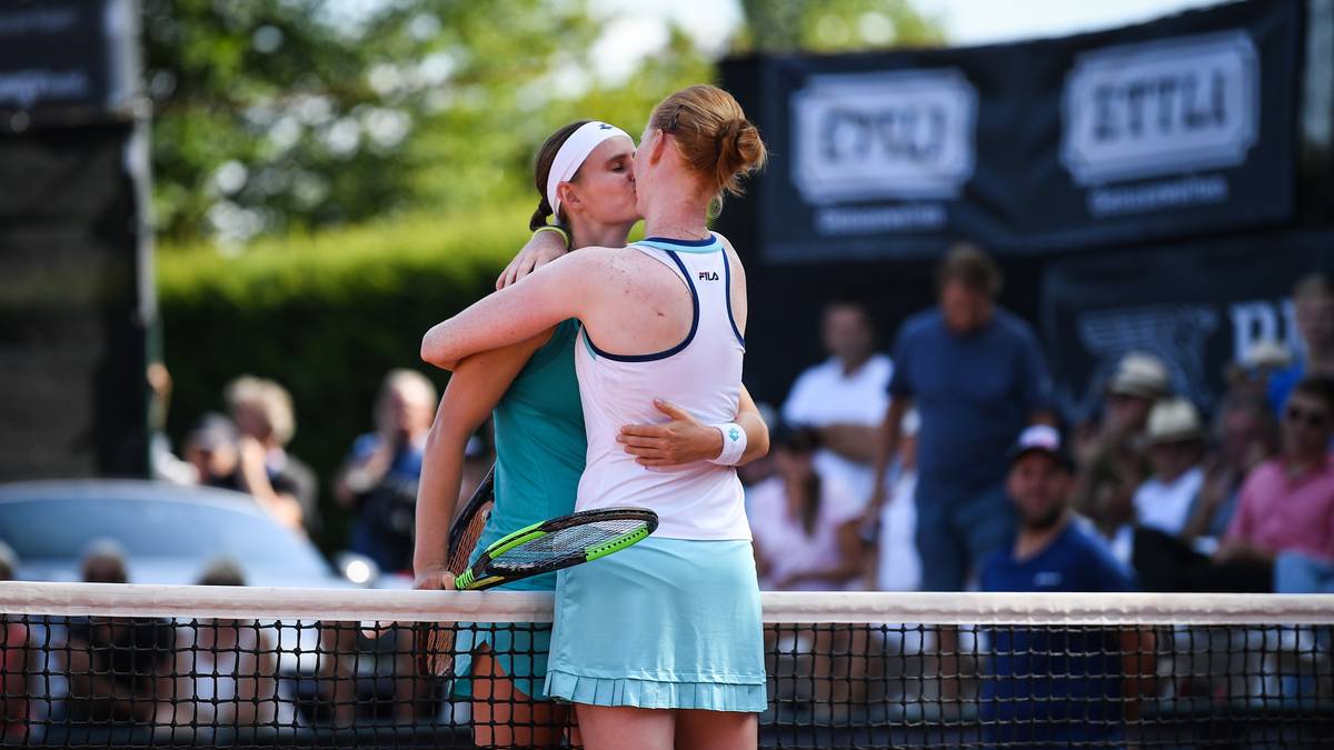 Am Ende des Duells, das keiner wollte, hatte sich das Paar wieder richtig lieb. Am Netz fielen sie sich in die Arme, herzten sich innig und beendeten ihren ungewohnten Wettstreit mit einem Kuss. Van Uytvanck setzte sich gegen ihre vier Jahre jüngere Lebensgefährtin mit 6:4, 1:6, 6:1 durch