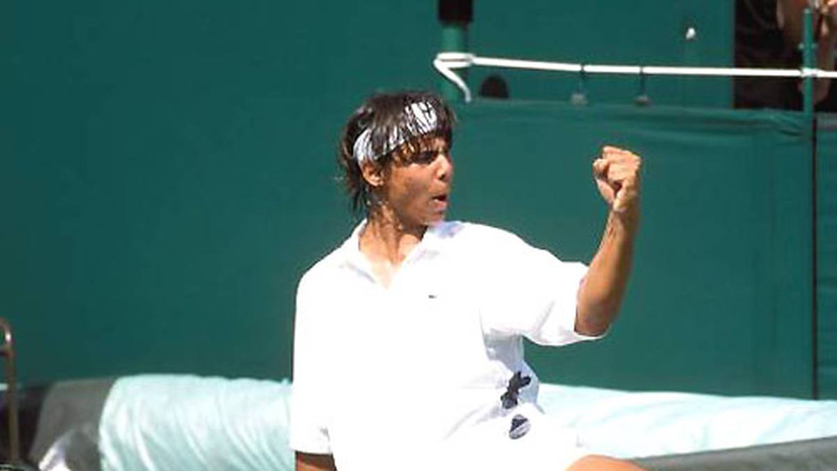Im selben Jahr erreicht Nadal im Alter von 17 Jahren in Wimbledon die dritte Runde. Seit Boris Becker ist der Mallorquiner damit der jüngste Spieler, der es bis dorthin schafft
