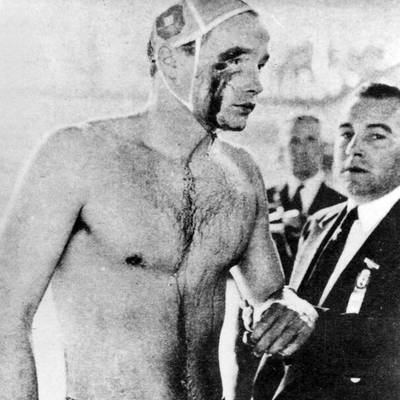 Ungarn und die UdSSR liefern sich bei den Olympischen Spielen 1956 ein Wasserball-Match, das über die Grenzen des Erlaubten weit hinausgeht. Es ist auch ein Politikum.