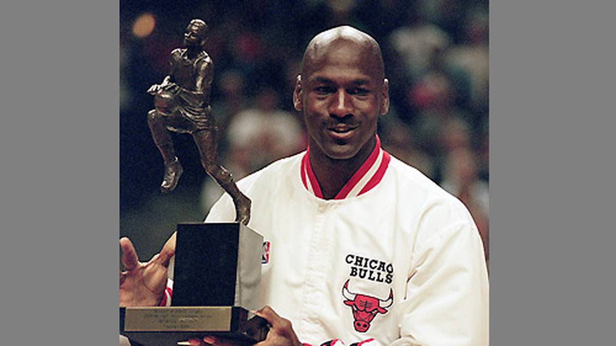 1998 gewinnt Jordan seinen fünften und letzten MVP-Titel und wird zum MVP des All-Star Games gewählt.