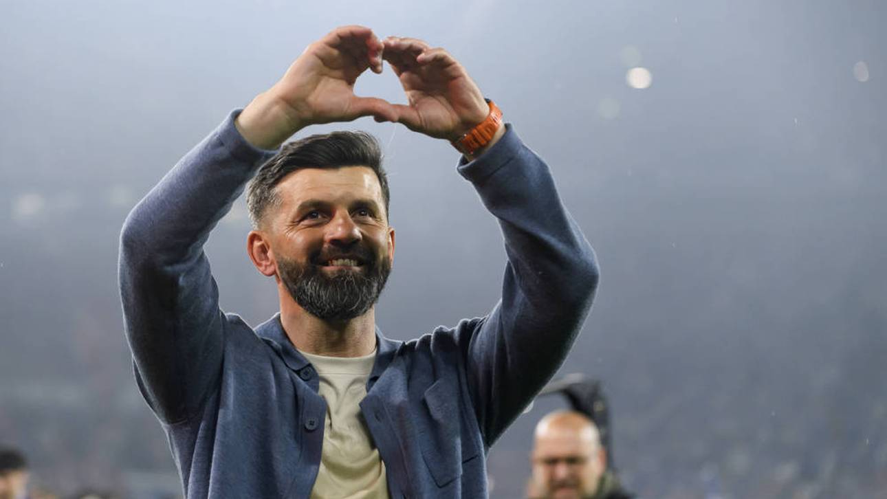 Trainer Miron Muslic bedankt sich bei den Schalker Fans