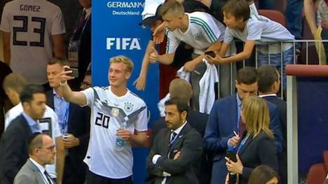 Julian Brandt nahm sich nach der Niederlage gegen Mexiko noch Zeit für einen Fan-Wunsch