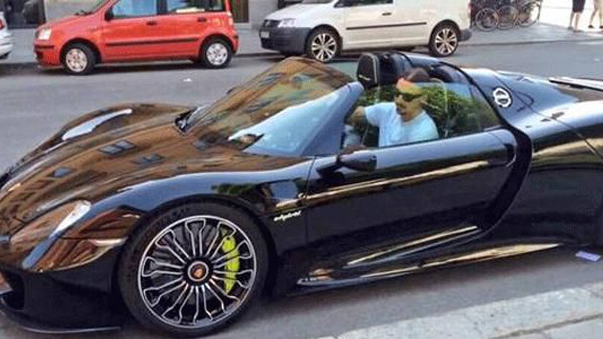 AUTOS: Ob Audi, Ferrari oder Lamborghini - Ibrahimovic hat die Qual der Wahl, wie er zum Training und den Spielen fährt. Der Fuhrpark des Schweden ist prall gefüllt