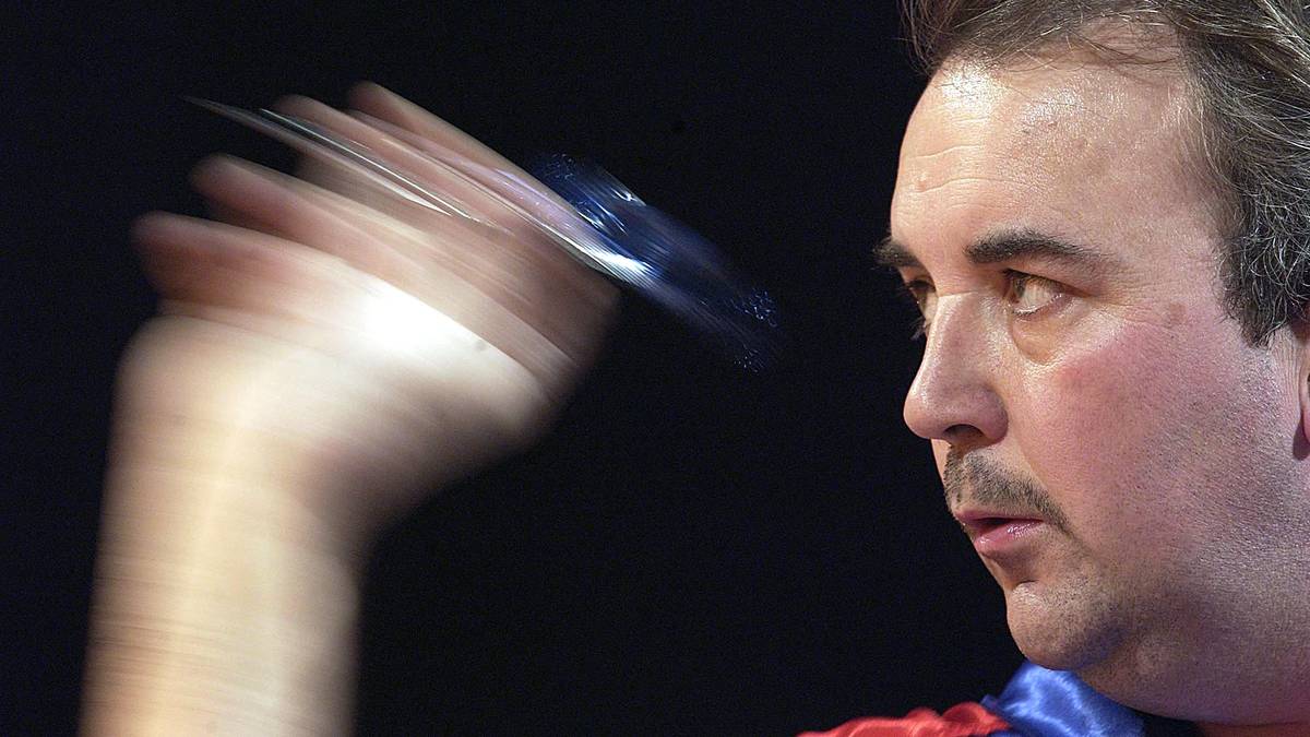 Die Serie geht weiter: Titel Nummer sieben für Taylor. 2001 gegen John Part lässt er nichts anbrennen und fegt seinen Gegner glatt mit 7:0 aus der Halle. Eine Demonstration seiner unfassbaren Überlegenheit