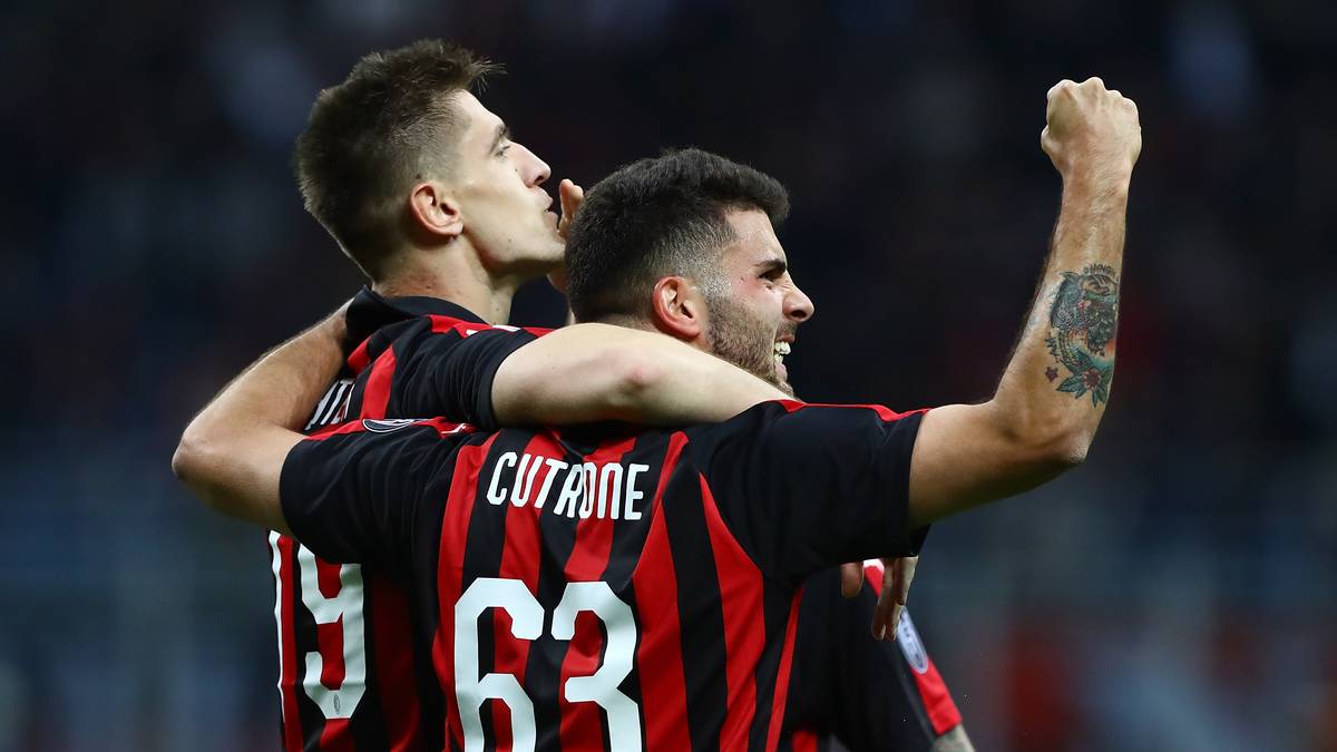 PATRICK CUTRONE (AC Mailand): Laut "Guardian" haben sich die Wolverhampton Wanderers und Milan auf eine Ablöse von 18 Millionen Euro für den italienischen Junioren-Nationalstürmer geeinigt. Ein Nachschlag von weiteren vier Millionen Euro soll durch Boni möglich sein. Das wird nicht alles sein - das Transferfinale in England verspricht Spannung