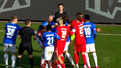 Fabian Nürnberger dreht durch. Der Darmstädter langt gegen Elversberg gleich zweimal brutal zu. Selten war ein Platzverweis derart angebracht. Nun steht auch das Urteil fest: Nürnberger wird für acht Spiele gesperrt.