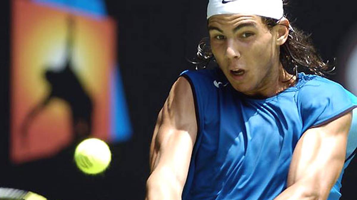 Bei den Australian Open 2004 sorgt Nadal mit einem spektakulären Fünf-Satz-Match gegen den damaligen Weltranglisten-11. Lleyton Hewitt für Aufsehen. Am Ende muss sich "Rafa" dem Australier aber geschlagen geben und scheidet in Runde drei aus