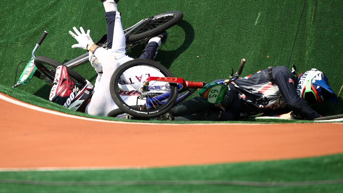 Schmerzhaft geht es auch auf der BMX-Strecke zu. Der Brite Liam Phillips kommt bei einem Crash zu Fall