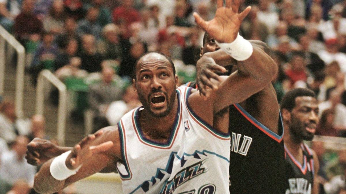 KARL MALONE: Einer der besten Power Forwards aller Zeiten. Der "Mailman" erhielt seinen Spitznamen, weil er seine Bälle so zuverlässig in den Korb legte, wie ein Postbote die Briefe in den Briefkasten. Er wurde zweimal Olympiasieger, zweimal MVP und 14 Mal All-Star, aber nie NBA-Champion