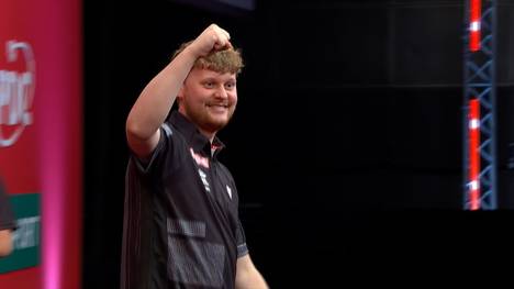 Kevin Doets fügt in der ersten Runde der Darts World Series Keane Barry einen White Wash zu und spielt dabei einen Average von über 109 Punkten.