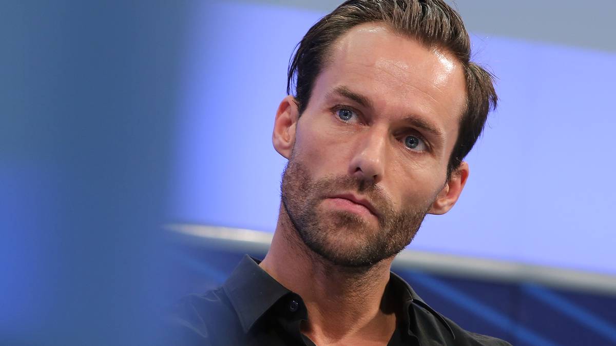 Bei der Tournee 2002 schrieb Sven Hannawald Geschichte. Als bislang einziger Athlet gewann der Deutsche alle vier Springen. Dieses Jahr begleitet er die Tournee als "Eurosport"-Experte. Bei SPORT1 macht der 43-Jährige den Favoritencheck