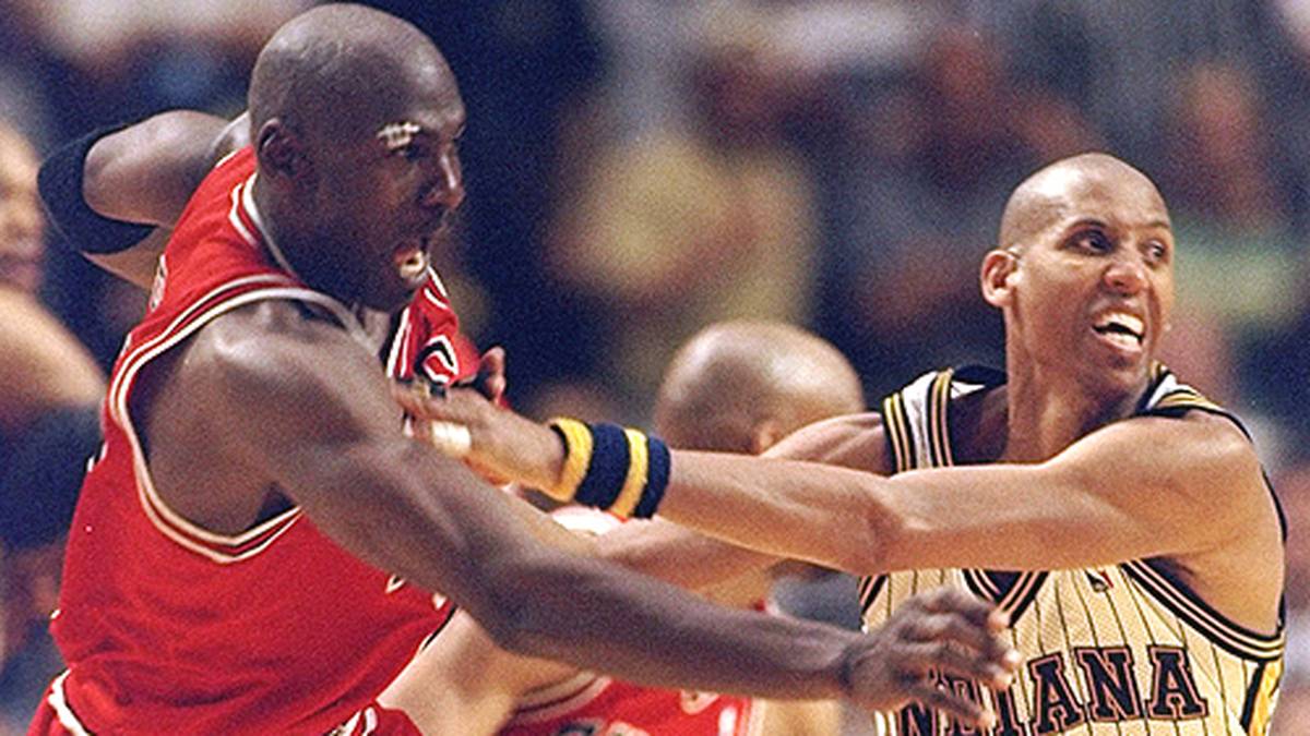 Die Finalserie der Eastern Conference gegen Reggie Millers giftige Pacers wird legendär. Erstmals seit 1992 muss Jordan in ein finales siebtes Spiel. Es reicht zum sechsten Einzug in die Endspiele. Wieder geht es gegen die Jazz.
