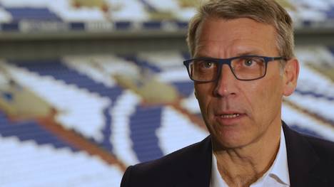 Nach der Gewalt-Nacht rund um das Stadion hat sich Schalkes Sportvorstand bei den Spielern und Mitarbeitern seines Vereines entschuldigt. 