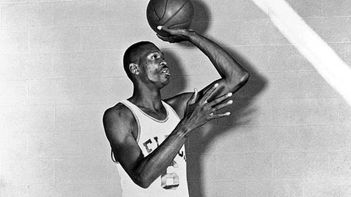 Drei Jahre später treffen die Seriensieger erneut aufeinander. Diesmal geht es deutlich spannender zu und die Celtics setzen sich am Ende mit 4:3 durch. Lakers Foward Elgin Baylor stellt in Spiel 5 mit 61 Punkten einen NBA-Finals-Rekord auf. Bill Russell schnappt sich in der gesamten Serie 189 Rebounds, allein in Spiel 7 angelt sich der Celtics-Center 40 Mal das Spielgerät