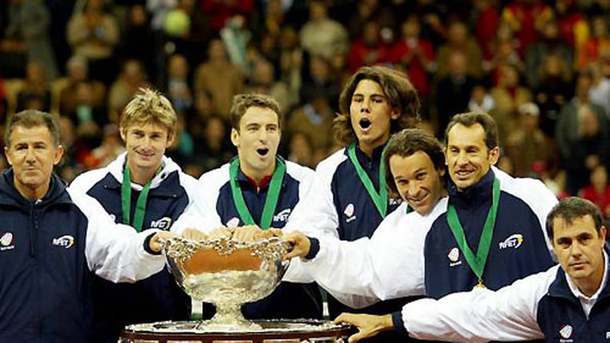 Im selben Jahr gehört Nadal (4. v. l.) zum Davis-Cup-Team Spaniens, das im Finale gegen die USA triumphiert. Der Linkshänder steuert gegen Andy Roddick einen Vier-Satz-Sieg zum Erfolg bei 